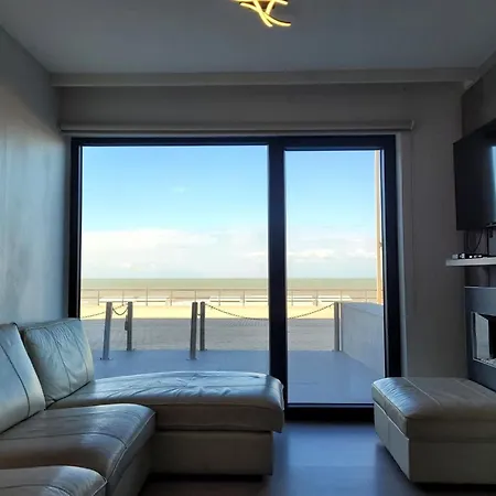 Daire Seafront With Terrace On Zeedijk *